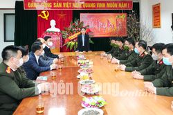 Đồng chí Lê Thị Kim Dung, Phó Bí thư Thường trực Tỉnh ủy, Chủ tịch HĐND tỉnh chúc tết Phòng An ninh Chính trị nội bộ - Công an tỉnh