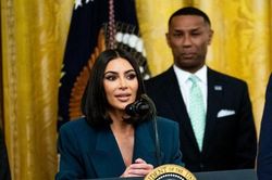 Quyết tâm học Luật lại gặp gỡ bà Hilary Clinton, Kim Kardashian muốn làm chính trị gia?