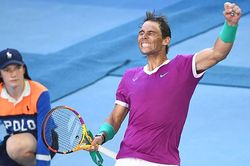 Rafael Nadal nhọc nhằn vào bán kết Australian Open 2022: Chết hụt liệu có sống dai?