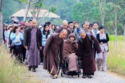 'Bình tâm biệt một vầng mây qua trần'