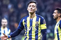 Mesut Ozil đang đi vào vết xe đổ ở Arsenal