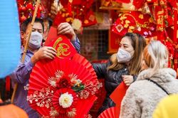 Người dân đổ ra đường mua sắm đồ trang trí Tết