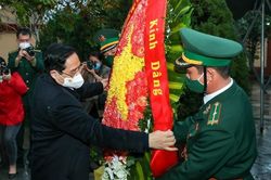 Thủ tướng dâng hương tưởng niệm các Anh hùng, liệt sĩ hy sinh trong chiến tranh bảo vệ biên giới