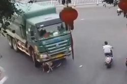 'Thót tim' cảnh cụ ông đi vào điểm mù xe tải
