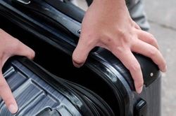 Vợ phát hiện chồng ngoại tình nhờ tìm thấy một thứ trong chiếc vali