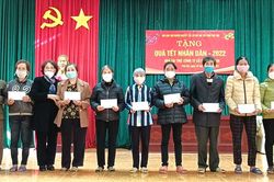 Trao 100 suất quà Tết cho người khuyết tật, trẻ mồ côi, hộ nghèo