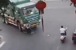 Cụ ông bị cuốn vào gầm xe tải, cái kết khiến netizen thốt lên: 'Các cụ gánh còng lưng'