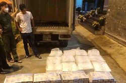 CSGT chặn bắt ô tô chở thuốc lá lậu có trữ súng ngắn