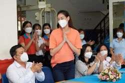 Hoa hậu Khánh Vân trao tặng quà cho người dân nghèo cận Tết Nhâm Dần 2022