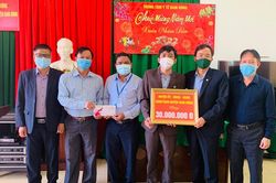 Lãnh đạo huyện Đam Rông thăm và chúc tết đội ngũ y, bác sĩ