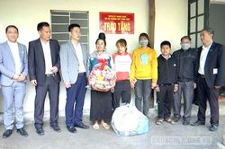 Bàn giao 'Nhà tình nghĩa' cho hộ nghèo