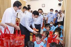 Chủ tịch Quốc hội chúc Tết người nghèo và lực lượng tuyến đầu tại TP.HCM