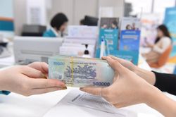 Nhiều ngân hàng thưởng Tết đậm cho nhân viên