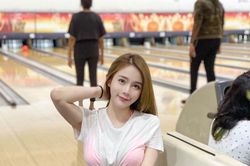 Cô gái vén áo khoe nội y ở sàn bowling, ai cũng ngán ngẩm