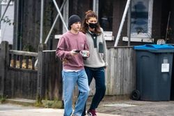 Zendaya đến thăm 'nhện nhí' Tom Holland tại Anh