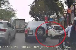 Ô tô đỗ bên đường khiến đi lại sát Tết ở Hà Nội thêm ùn tắc