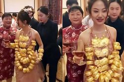 Cô dâu đeo 42 cây vàng đi tiếp đãi quan khách, nhưng cư dân mạng chỉ để ý đến bộ váy 'mặc cũng như không'
