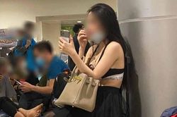 Ngồi đợi ở sân bay, cô gái khiến nhiều người ái ngại khi mặc mỗi chiếc áo ngực