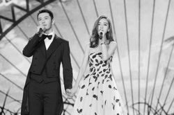 Sân khấu song ca đầy mùi mẫn của Angelababy và Huỳnh Hiểu Minh: Cái nắm tay, ánh mắt ấy chỉ còn là kí ức