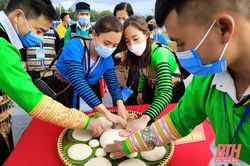 Đồng bào Mông làm bánh giầy đón tết