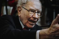 Warren Buffett lại giàu hơn Mark Zuckerberg