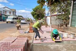 Chư Prông chỉnh trang đô thị đón Tết