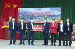 Lãnh đạo tỉnh thăm, chúc tết, tặng quà tại huyện Chiêm Hóa, Na Hang, Lâm Bình