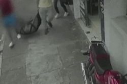 2 người đàn ông khệ nệ xách túi đồ nặng trịch đem vứt giữa phố, người đi đường tò mò mở ra xem liền kinh hồn bạt vía