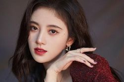 Thói quen nhai kỹ trong lúc ăn giúp người đẹp '4000 năm có một' Cúc Tịnh Y da trắng, eo siêu thon