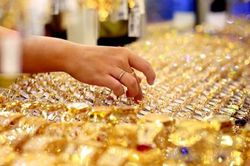 Giá vàng lao dốc không phanh, về mức thấp nhất 3 tuần