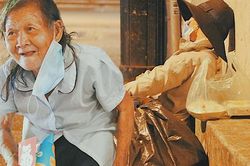 Người vô gia cư co ro trong đêm Sài Gòn ngày cận Tết: 'Bà làm gì có nhà để về, ở đây người ta cho đồ ăn, quý lắm...'