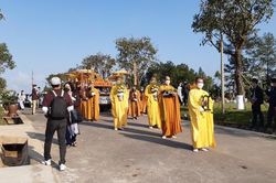 Hàng ngàn người tiễn đưa Thiền sư Thích Nhất Hạnh