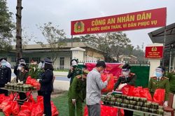 Lào Cai: Tặng quà Tết cho lái xe nằm chờ xuất khẩu hàng sang Trung Quốc