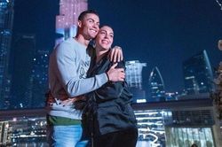 Cristiano Ronaldo chơi lớn, thắp sáng tháp Dubai mừng sinh nhật bạn gái