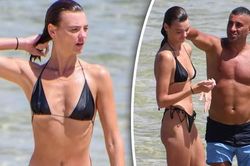 Quán quân Siêu mẫu Úc diện bikini tí hon, thân thiết với trai lạ ở biển