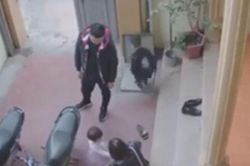Clip: 'Đứng tim' khoảnh khắc cháu bé chạy nhảy, vô tình rơi thẳng xuống bể nước ngầm