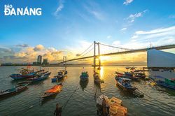Long lanh một dải sông Hàn