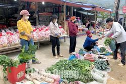 Phiên chợ cuối năm ở Tri Phú