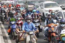 Dòng người ùn ùn về quê đón Tết, cửa ngõ TP.HCM đi miền Tây đông nghẹt
