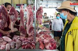 28 tết - người dân tranh thủ đi chợ mua thịt heo, hột vịt để kho ăn tết