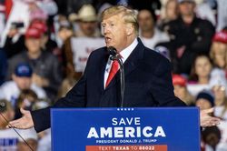 Ông Trump nói Tổng thống Biden gửi quân đến 'nhầm' biên giới