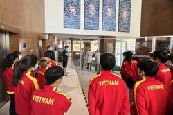 Tuyển nữ Việt Nam nhận quà Tết ở Ấn Độ