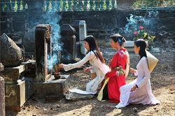 Tảo mộ cuối năm rồi sửa soạn mâm cơm Tất niên ngày 30 Tết