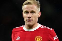 Tin MU 31/1: MU cho mượn Van de Beek. Bất ngờ tương lai của Paul Pogba