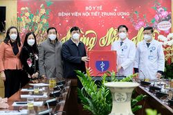 Bộ trưởng Y tế thăm và chúc Tết bệnh viện Nội tiết Trung ương