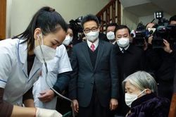 Phó Thủ tướng Vũ Đức Đam thăm, động viên, chúc Tết y bác sĩ tại Hà Nội