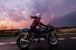 Triumph muốn thiết lập kỷ lục về số phụ nữ cùng chạy xe phân khối lớn