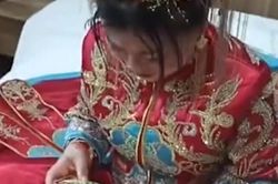 Đoàn rước dâu đã đến nhưng cô dâu vẫn mải mê chơi game, bạn bè nhắc nhở thì nhận về câu trả lời gây sốc