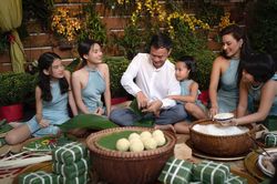 Vũ Thu Phương cùng ông xã đại gia và bốn con gái gói bánh chưng ngày Tết