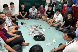 Sòng bạc ngày giáp Tết 'hô biến' thành bàn nhậu khi thấy Công an